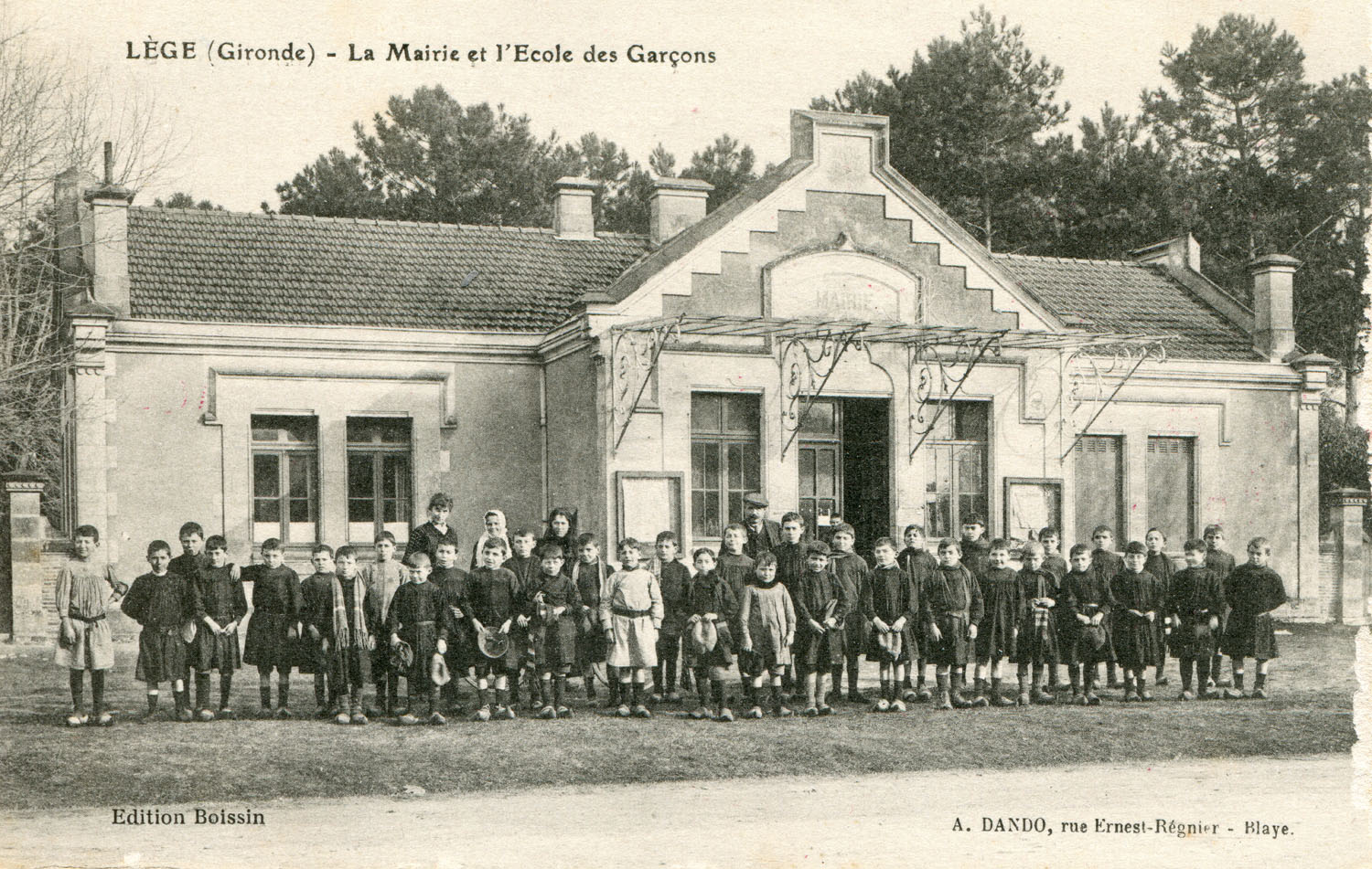 Läge - Mairie et Çcole des garáons (coll Luc Dupuyoo)