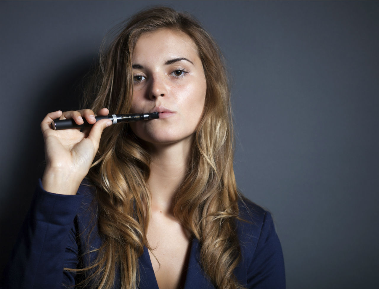 fumer-une-cigarette-electronique-11